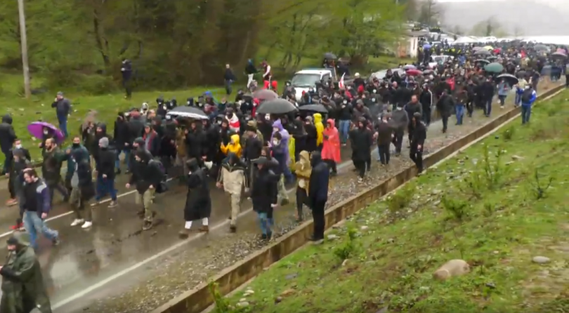 რიონის ხეობაში ვითარება დაიძაბა, აქციის მონაწილეები ქუთაისში, "ენკას" ოფისისკენ მიემართებიან