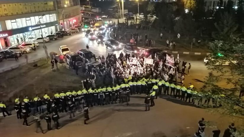 "ქართული მარში" ნიკა მელიას საარჩევნო შტაბთან აქციას მართავს